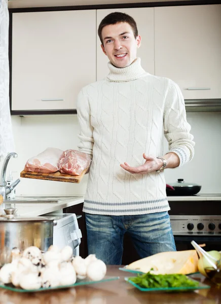 Uomo cucina carne in stile francese — Foto Stock