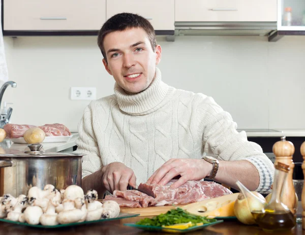 Мужчина готовит мясо по-французски — стоковое фото