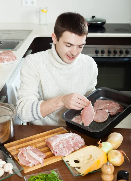 Guy cooking  meat — Stock Photo, Image