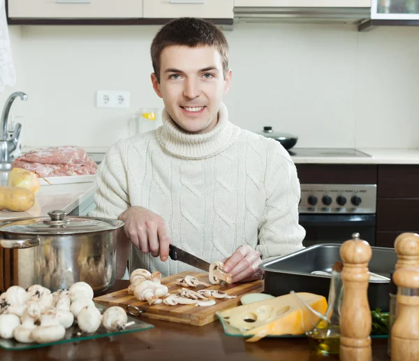 Człowiek do gotowania mięsa z ziemniakami — Zdjęcie stockowe