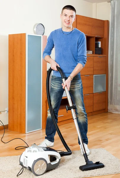 Guy nettoyage avec aspirateur — Photo