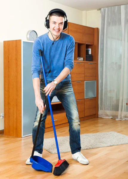 Chico feliz con recogedor y cepillo —  Fotos de Stock