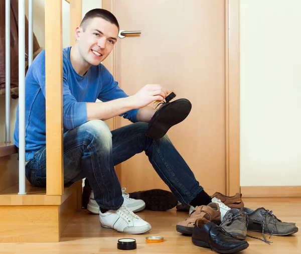 Glücklicher Mann beim Schuhe putzen — Stockfoto