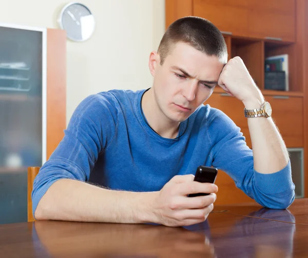 Smutný muž s telefonem — Stock fotografie