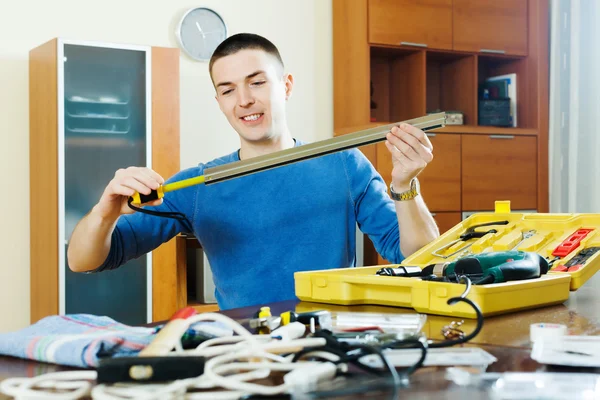 Hombre midiendo algo — Foto de Stock