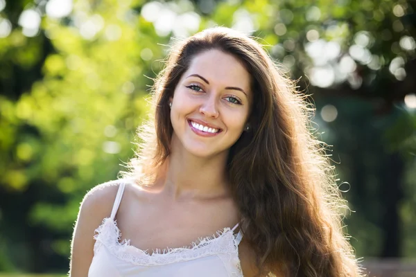 Sorrindo mulher de cabelos longos — Fotografia de Stock