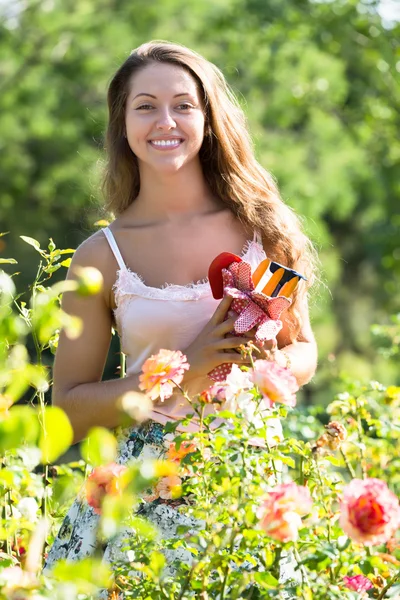 Frau arbeitet in Rosenpflanzen — Stockfoto