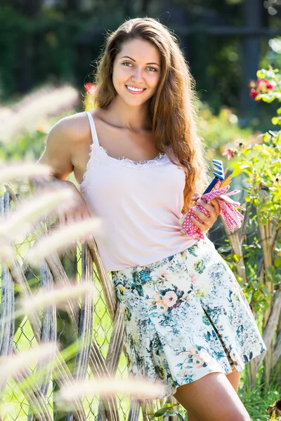 Frau arbeitet in Rosenpflanzen — Stockfoto