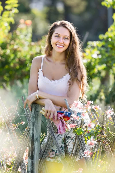 Lachende meisje in tuin — Stockfoto