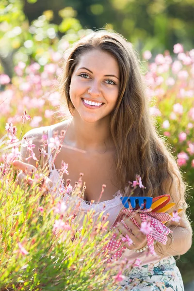 Donna che lavora nelle piante di rose — Foto Stock