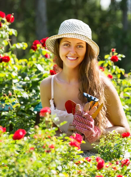 夏の庭の女性の花屋 — ストック写真