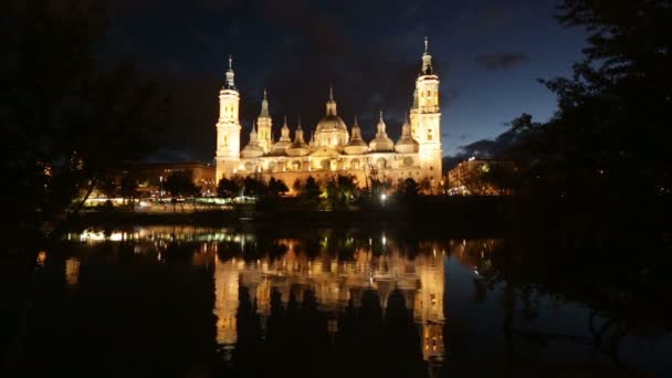 Catedral em Zaragoza do rio Ebro — Vídeo de Stock