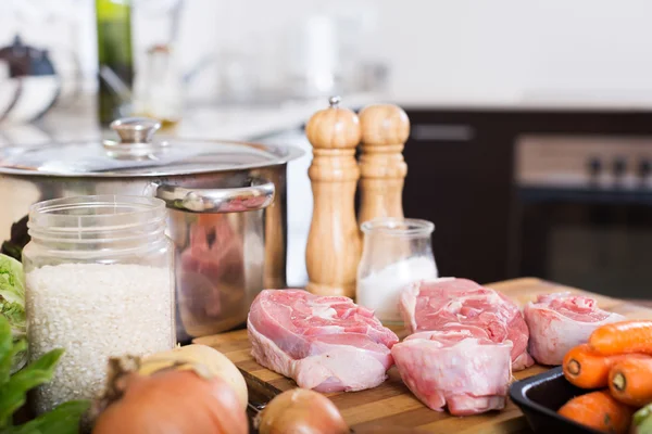 Raw turkey ham and vegetables — Stock Photo, Image