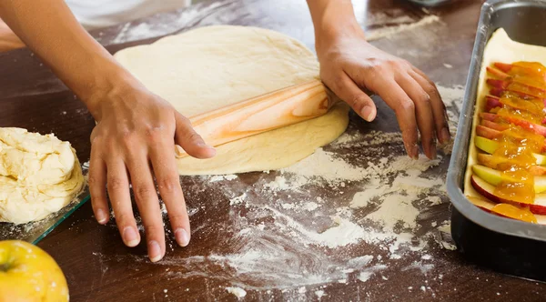 Primer plano de la mujer haciendo pastel de manzana — Foto de Stock