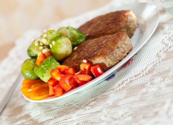 Fried beefsteak and vegetables — Stock Photo, Image