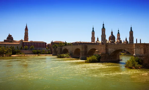 Ponte antiga sobre o rio Ebro em Zaragoza — Fotografia de Stock