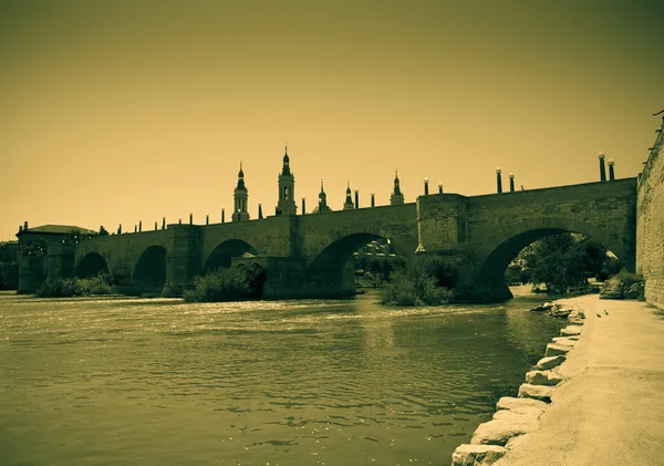 Oude stenen brug over de rivier Ebro — Stockfoto