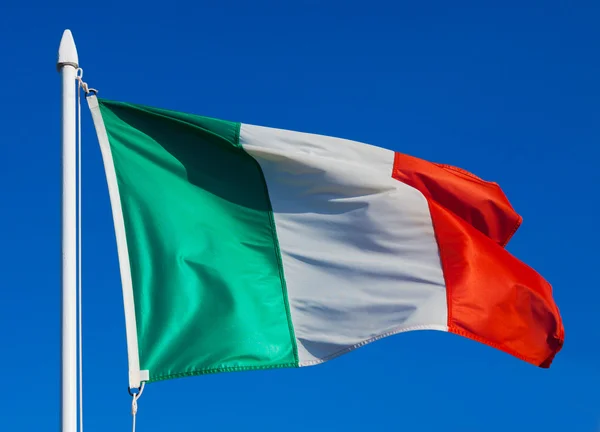 Σημαία της Ιταλίας κατά την πτήση — Φωτογραφία Αρχείου
