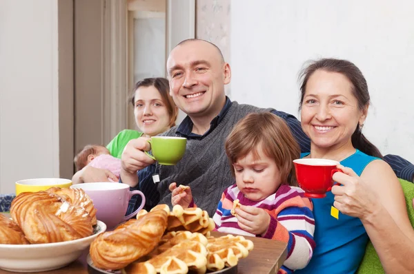 Famiglia che prende il tè a casa — Foto Stock