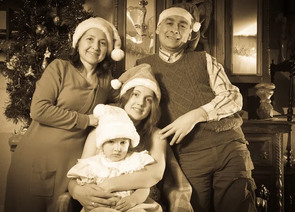 Imitación de la foto envejecida de la familia feliz —  Fotos de Stock