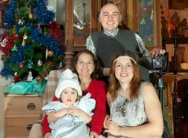 Family posing for Christmas portrait — Stock Photo, Image