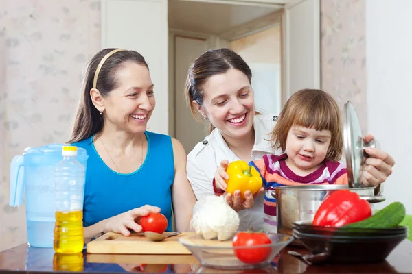 Glückliche Familie, die gemeinsam Mittagessen kocht — Stockfoto