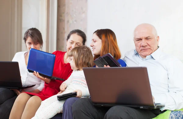 Familj har få bärbara datorer hemma — Stockfoto