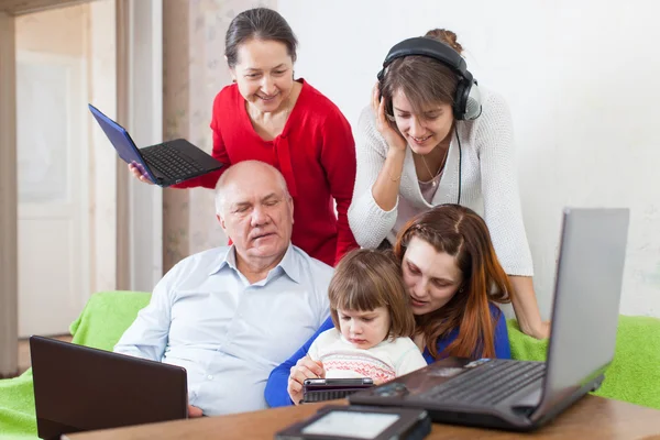 Famille utilise divers appareils à la maison — Photo