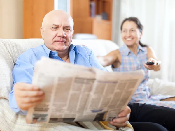 Lachen volwassen vrouw en oudere man — Stockfoto