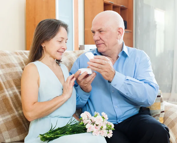 Man giving wife jewel box — Stock Photo, Image