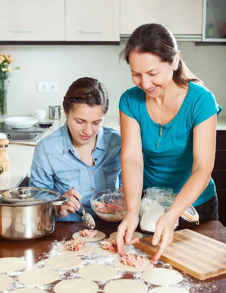 Mother with adult daughter cooking — Stock Photo, Image