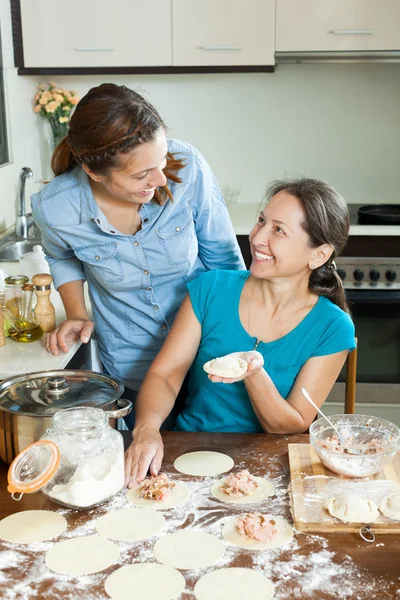 Дві жінки готують м'ясні пельмені — стокове фото