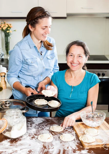 Mother with adult daughter cooking — Stock Photo, Image