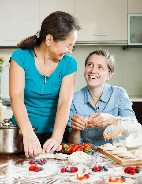 Adult daughter with mother making perogies — Stock Photo, Image