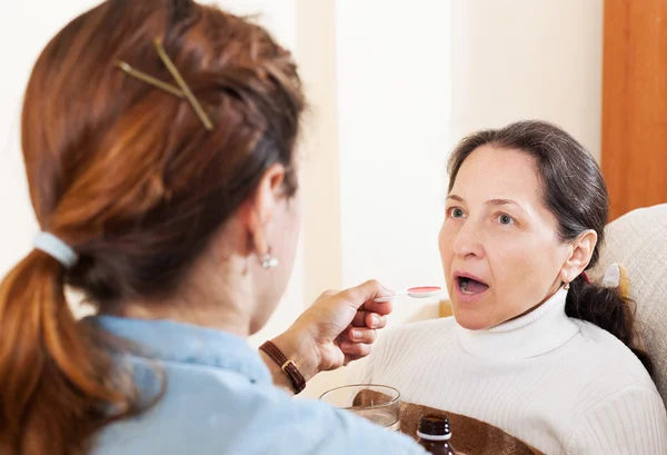 Woman caring for illness senior mother — Stock Photo, Image