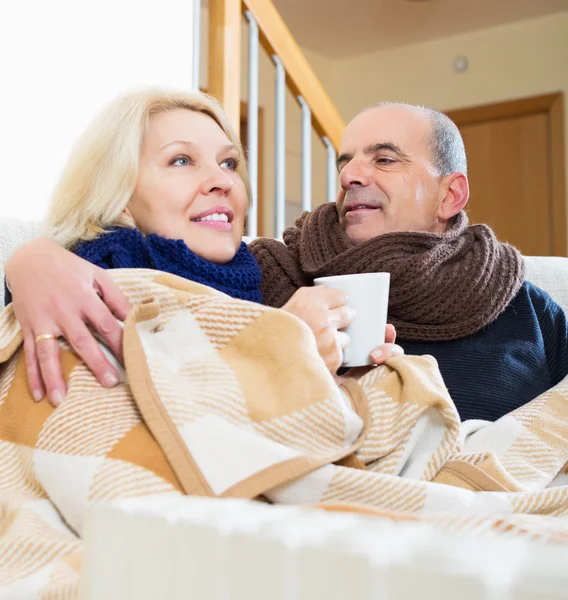 Eingefrorene Rentner sitzen auf Sofa — Stockfoto