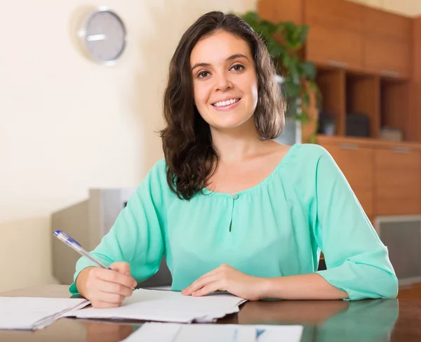 Sonriente morena mujer leyendo documento —  Fotos de Stock