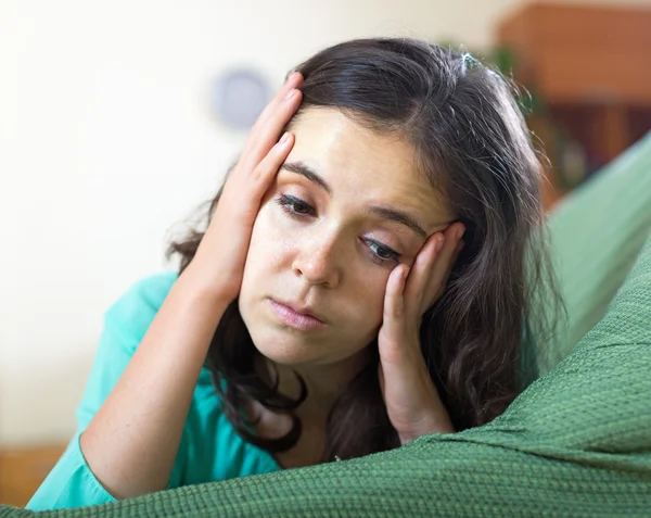 Mujer solitaria llorando en el sofá — Foto de Stock