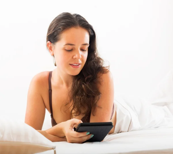 Vrouw met tablet in bed — Stockfoto