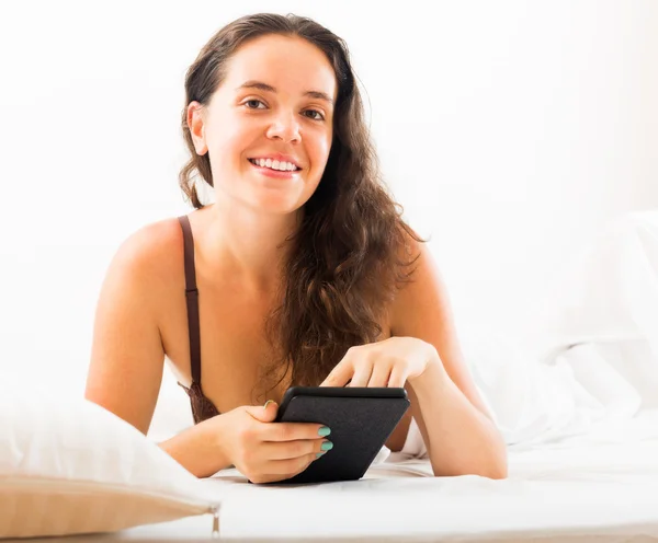 Женщина с планшетом в постели — стоковое фото