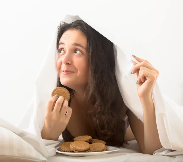 女人吃甜的巧克力曲奇饼 — 图库照片