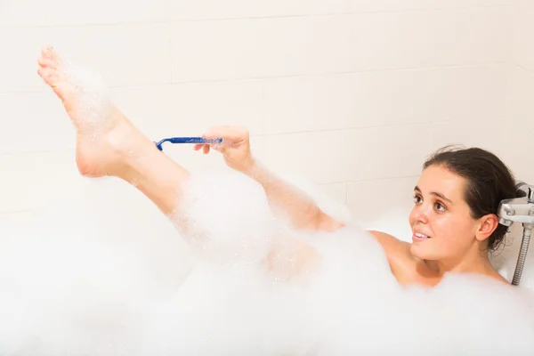 Menina em espuma na banheira — Fotografia de Stock