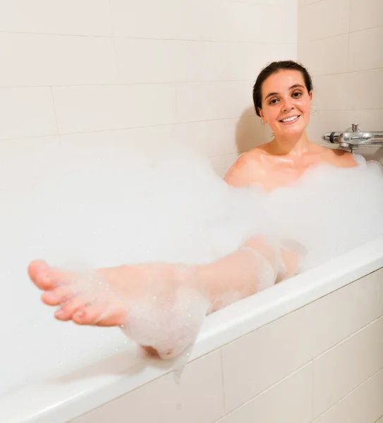Chica con espuma en el baño —  Fotos de Stock
