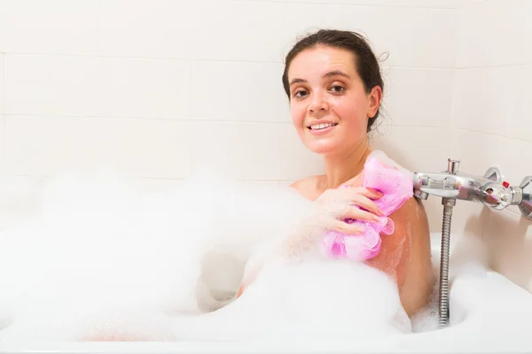 Mädchen in Schaumstoff in Badewanne — Stockfoto