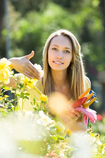 庭で働く女性の花屋 — ストック写真