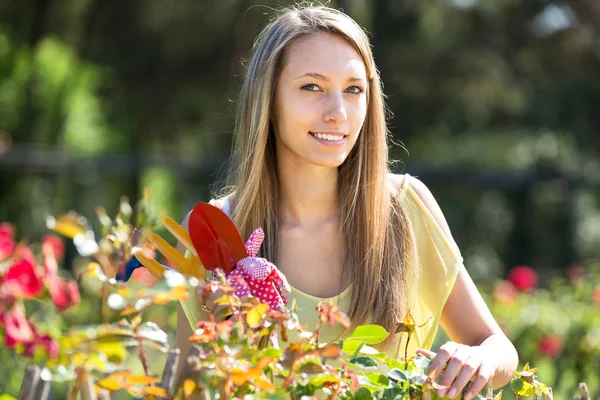 Usmívající se žena v zahradě — Stock fotografie