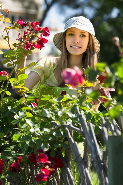 Kobieta Kwiaciarnia w ogrodzie — Zdjęcie stockowe