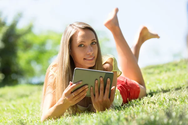 Leuk meisje lezing ereader — Stockfoto