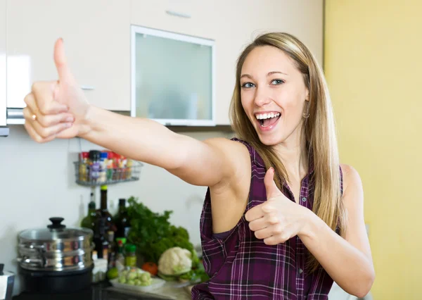 Mulher feliz com polegares para cima — Fotografia de Stock