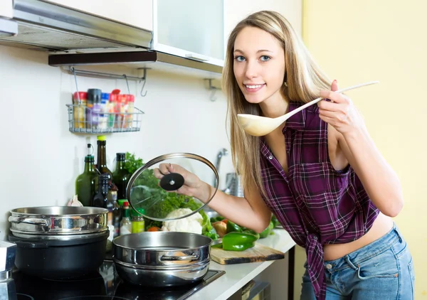 Mladá žena vaření potravin — Stock fotografie